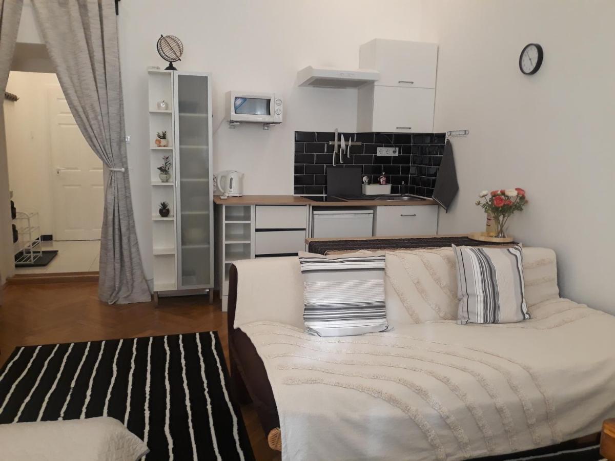 M&M Apartment Budapest House Bagian luar foto